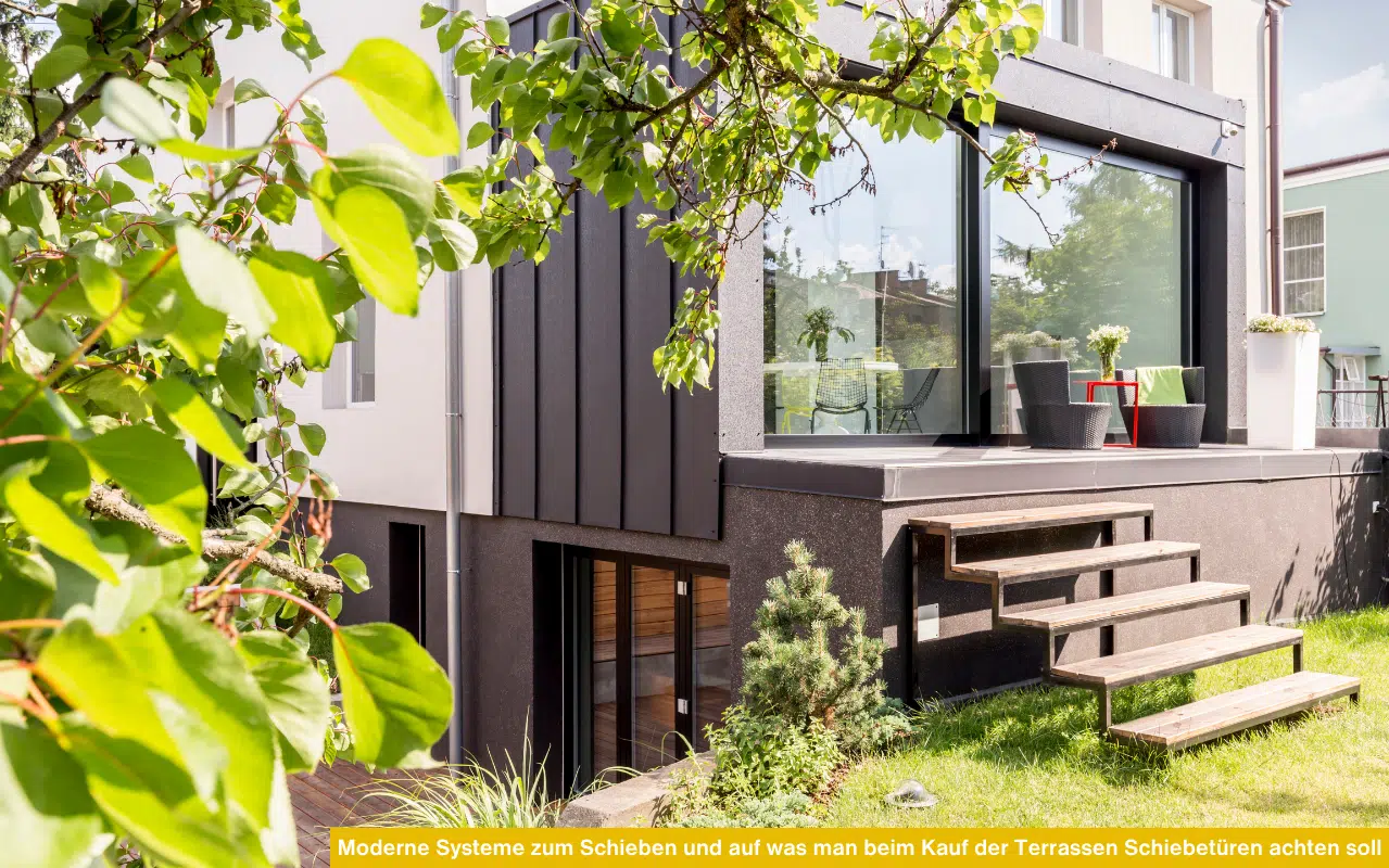 Moderne Schiebetüre in Holz/Alu für die Terrasse bietet optimalen Wetterschutz und eine angenehme Wohnatmosphäre innen.
