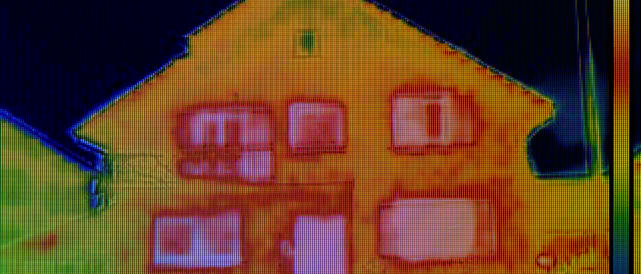 Wärmebild von Fensterschwachstellen in altem Haus zeigt Potenzial für Energieeinsparung.