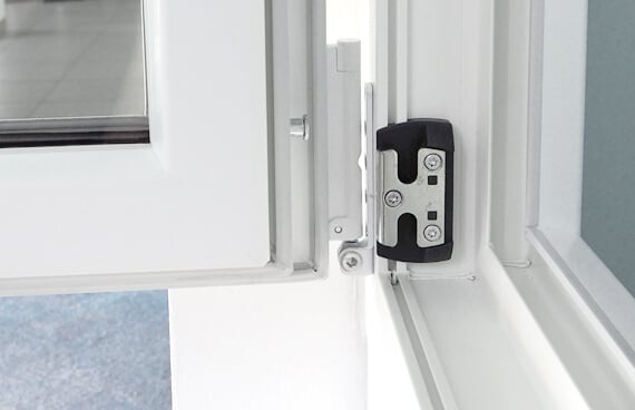 Detailaufnahme eines geöffneten Kunststofffensters mit sichtbarem Beschlag – klassische Lösung für Fenstermechanik und einfache Wartung.