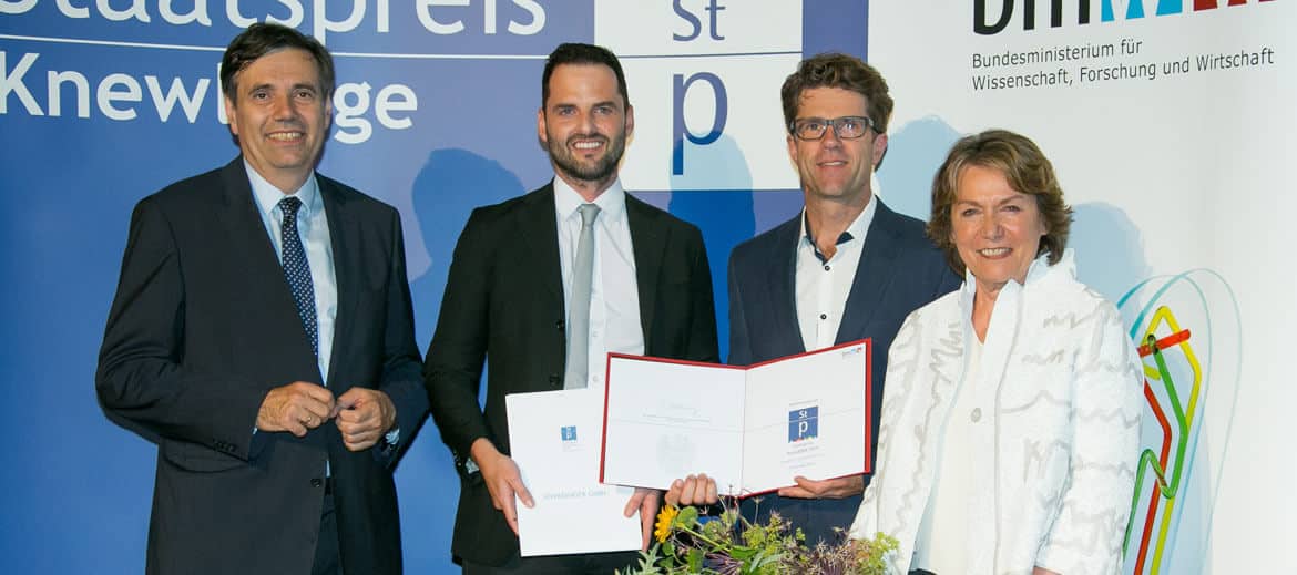 Das Foto zeigt eine offizielle Preisverleihungs-Szene des österreichischen Staatspreises „KnewLEDGE