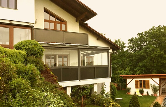 Kundenbilder Balkonverglasungen Oberösterreich an einem Wohnhaus mit Glasdach am Hang
