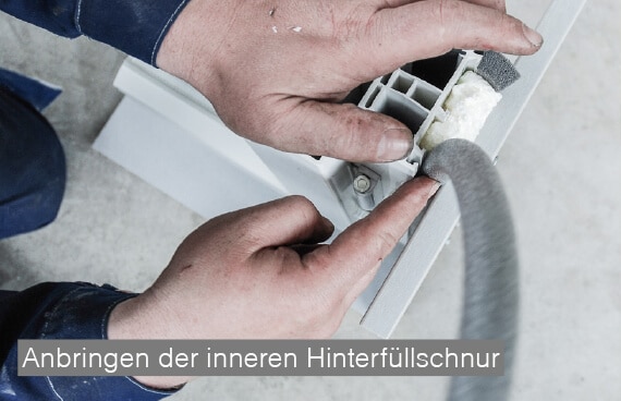 ÖNORM B5320 im Altbau - Rundschnur wird angebracht am Fensteranschluss durch einen Monteur