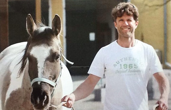 Peter Kern zeigt sich beim Abschied von Schmidinger in privater Atmosphäre mit einem Pferd. Das Bild symbolisiert den Übergang in einen Lebensabschnitt.