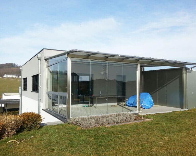Schöne Terrassenüberdachung aus Glas