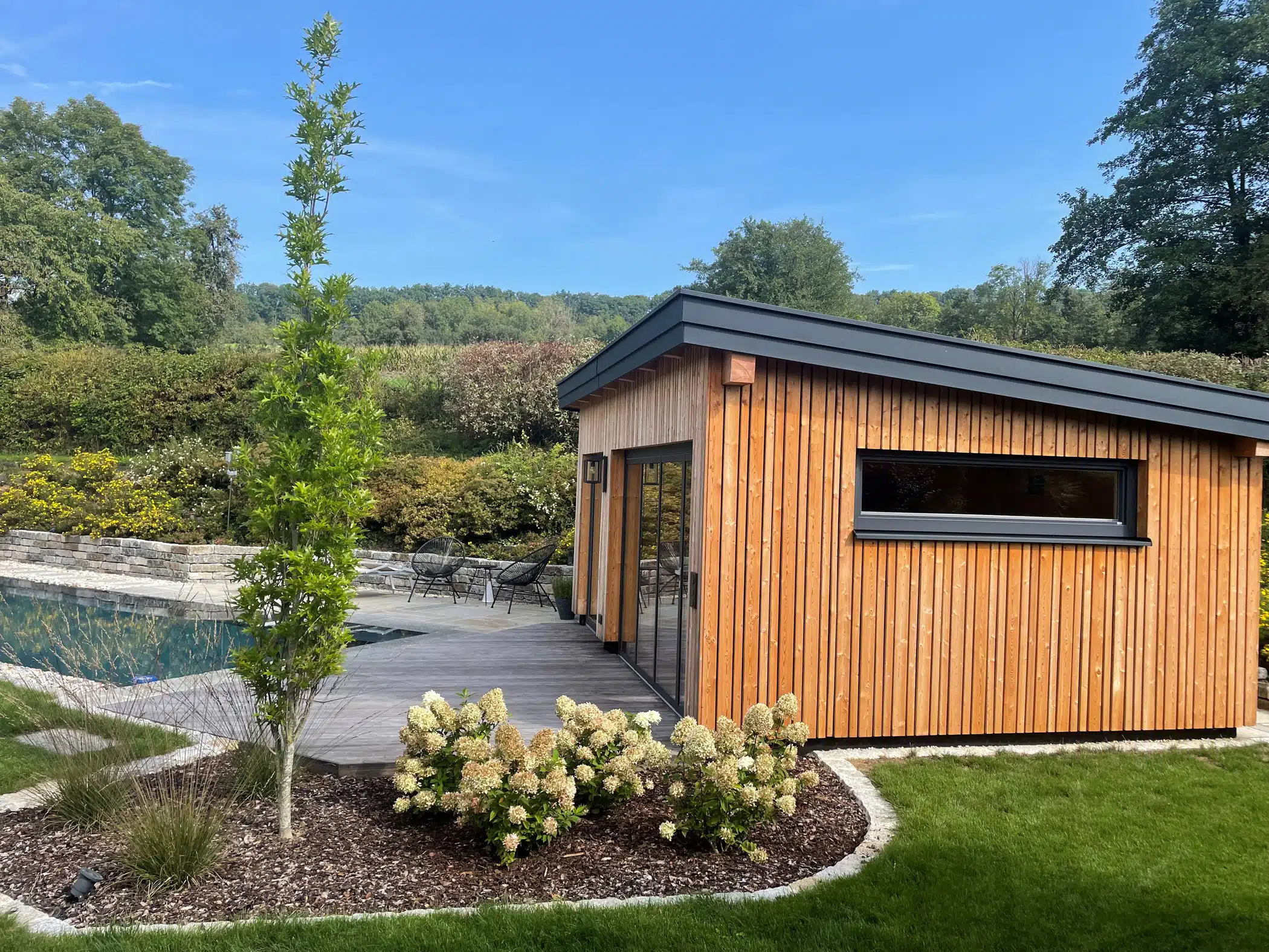 Schönes Poolhaus mit Holz-Fenster und Falttüren von Fenster-Schmidinger