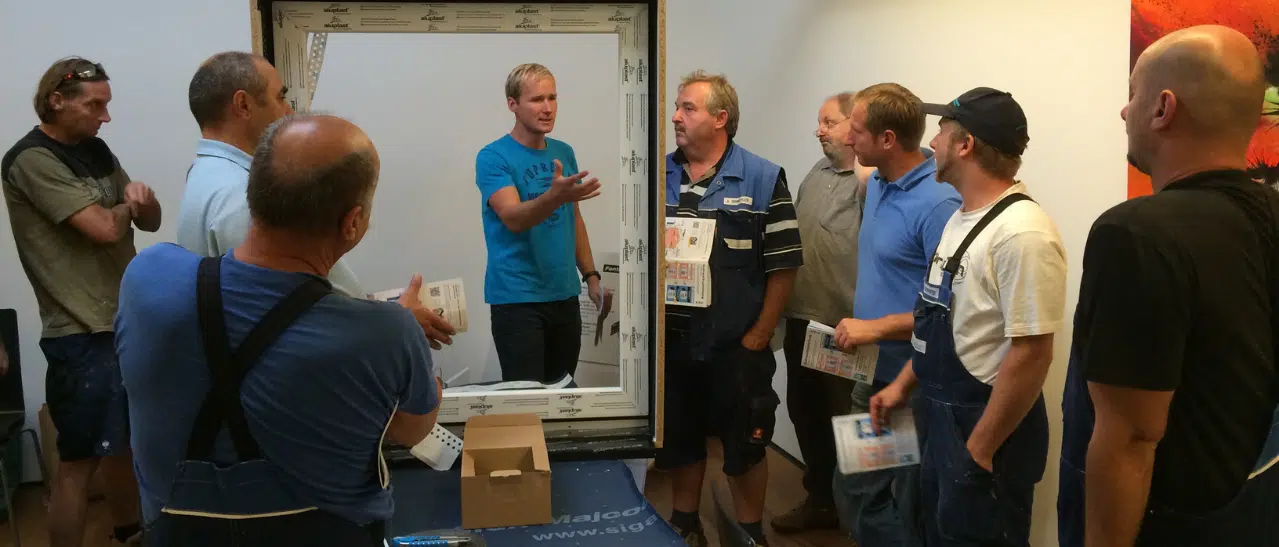 Schulung zur ÖNORM-Montage: Unsere Mitarbeiter werden regelmäßig in neuen Montagematerialien und Montagetechniken geschult.