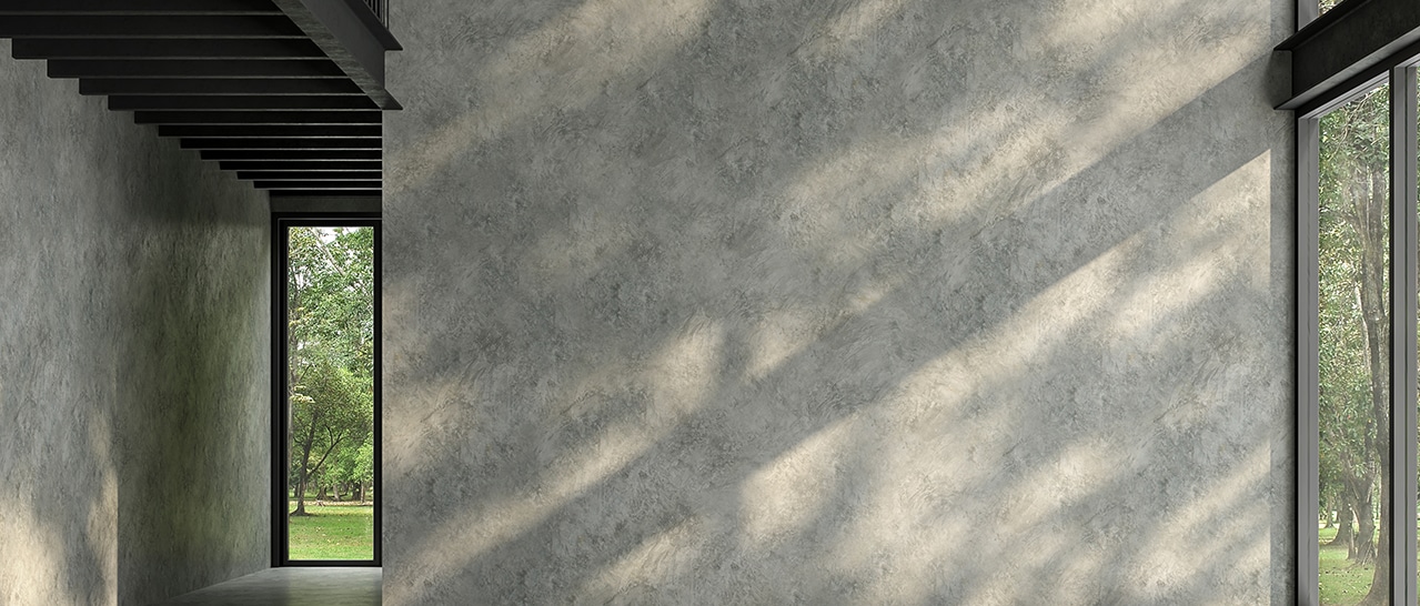 Ein moderner, leerer Raum mit großflächigen, schwarzen Aluminiumfenstern und Betonwand. Das Motiv symbolisiert den Kontrast und die Eleganz dunkler Fensterrahmen und begleitet den Erfahrungsbericht zu Nutzen und Nachteilen.