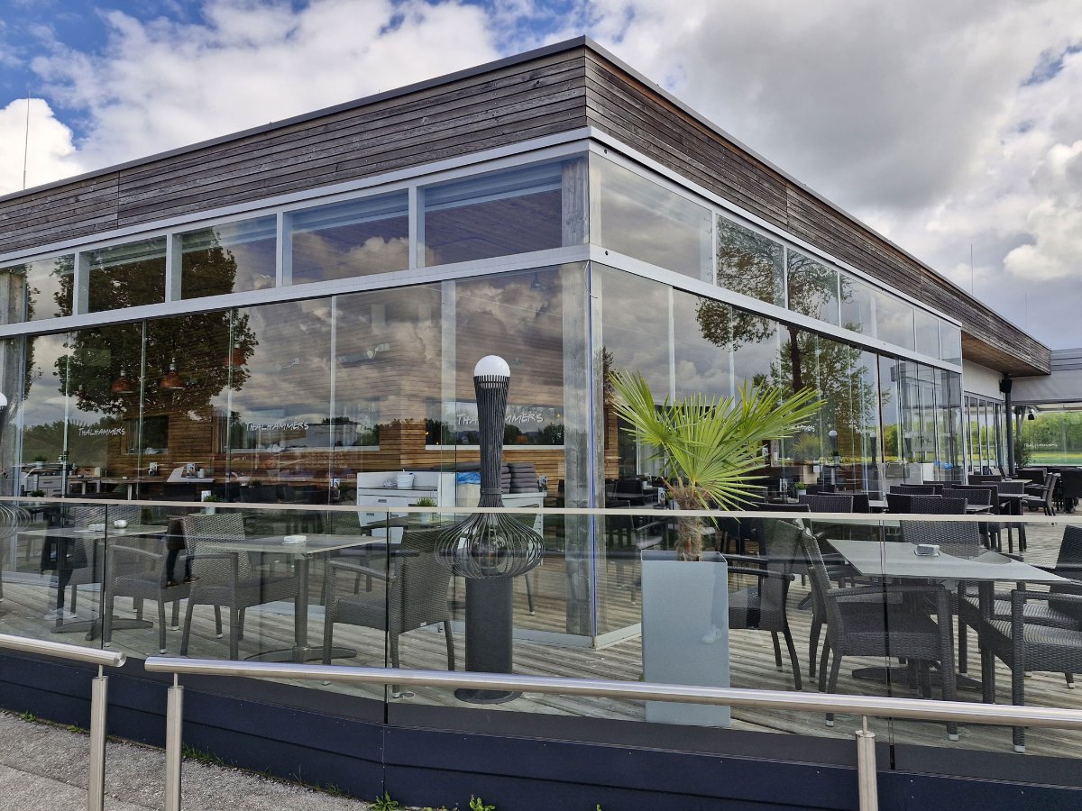 Glasschiebetüren als Terrassenverglasung bei einem Seerestaurant in Feldkirchen an der Donau