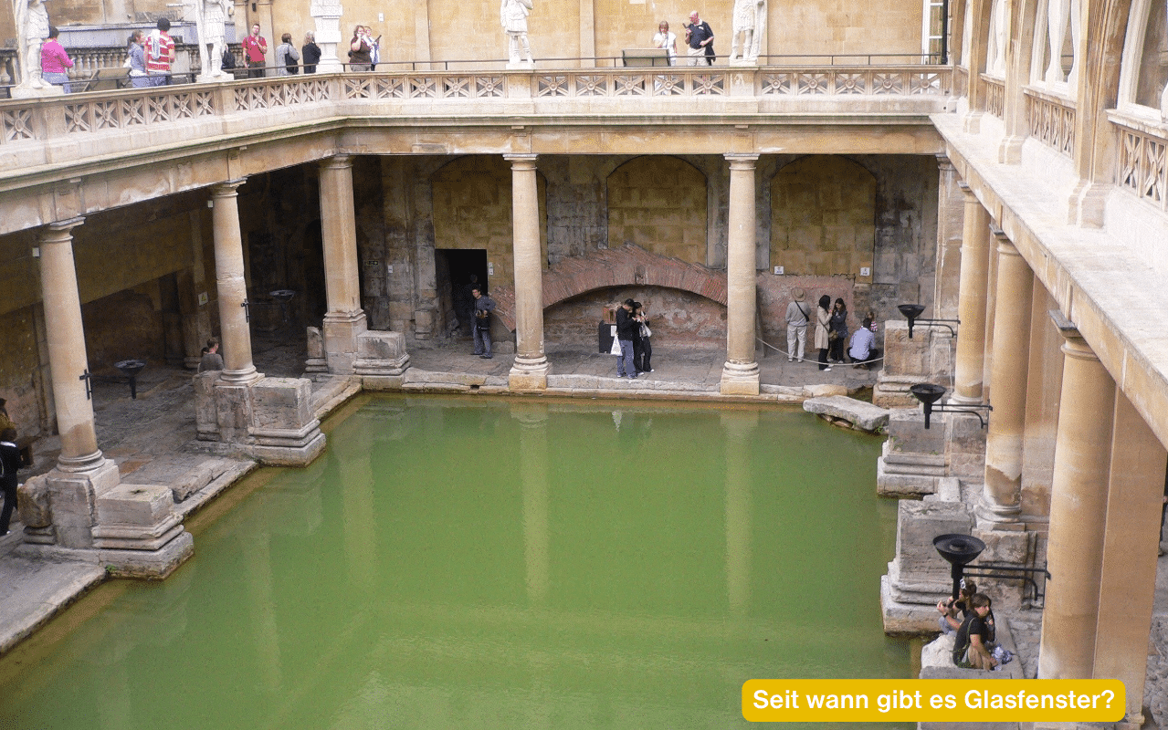 Seit wann gibt es Glasfenster? Römische Thermen mit Säulengang und Wasserbecken