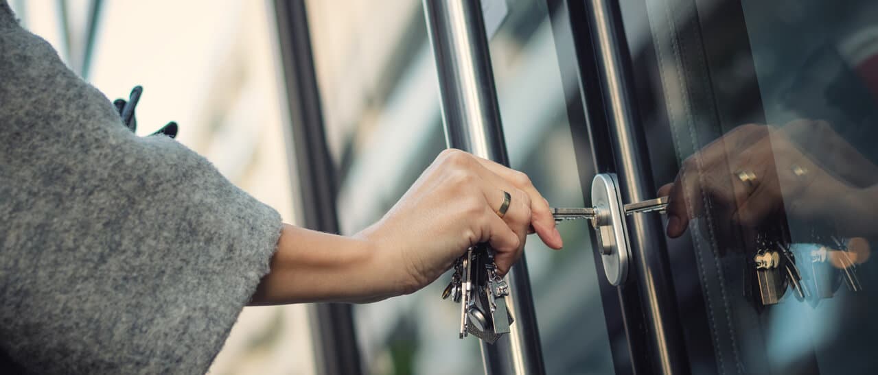 Sicherheitseingangstüre RC2 von Fenster-Schmidinger wird von junger Frau aufgeschlossen – bietet geprüften Einbruchschutz.