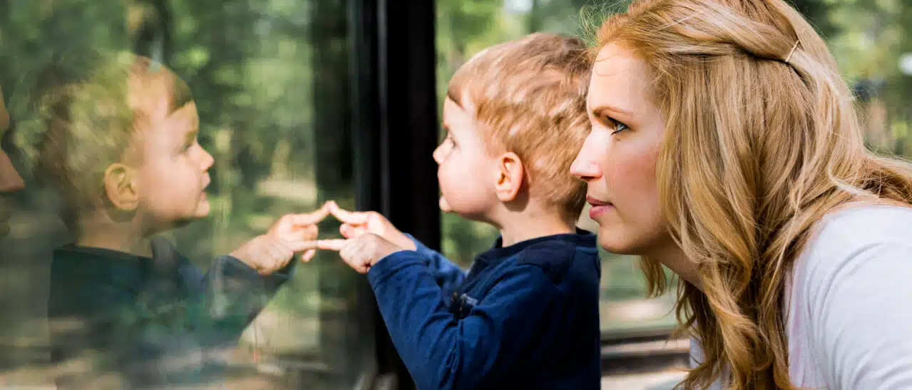Beruhigte Mutter mit Kind vor neuen Sicherheitsfenstern – Im Sicherheitsfenster-Ratgeber erfahren Sie alles darüber.