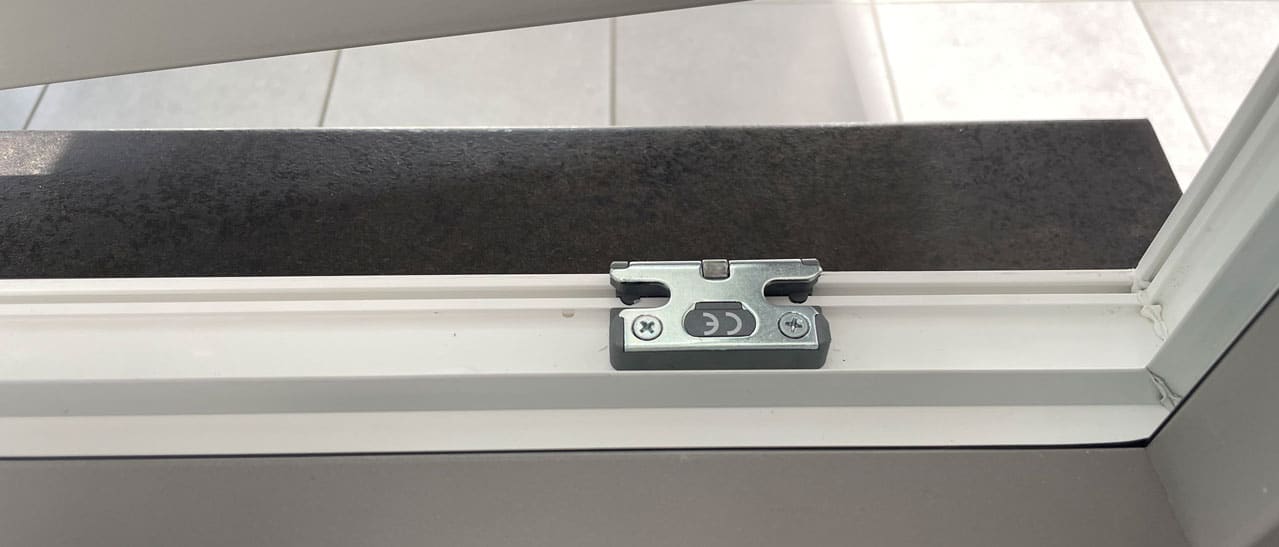 Sicherheitsfenster mit Sicherheitsschließteilen ausgestattet