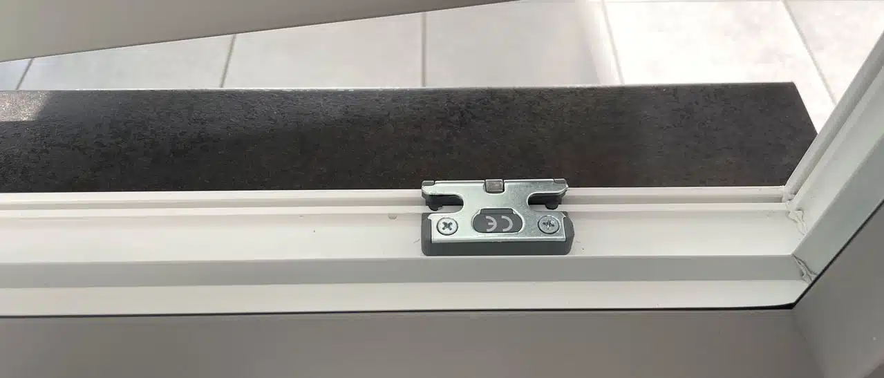 Detailaufnahme einer Sicherheitsverriegelung bei einem Kunststoff-Aluminium-Fenster mit RC1 und RC2 Schutz.