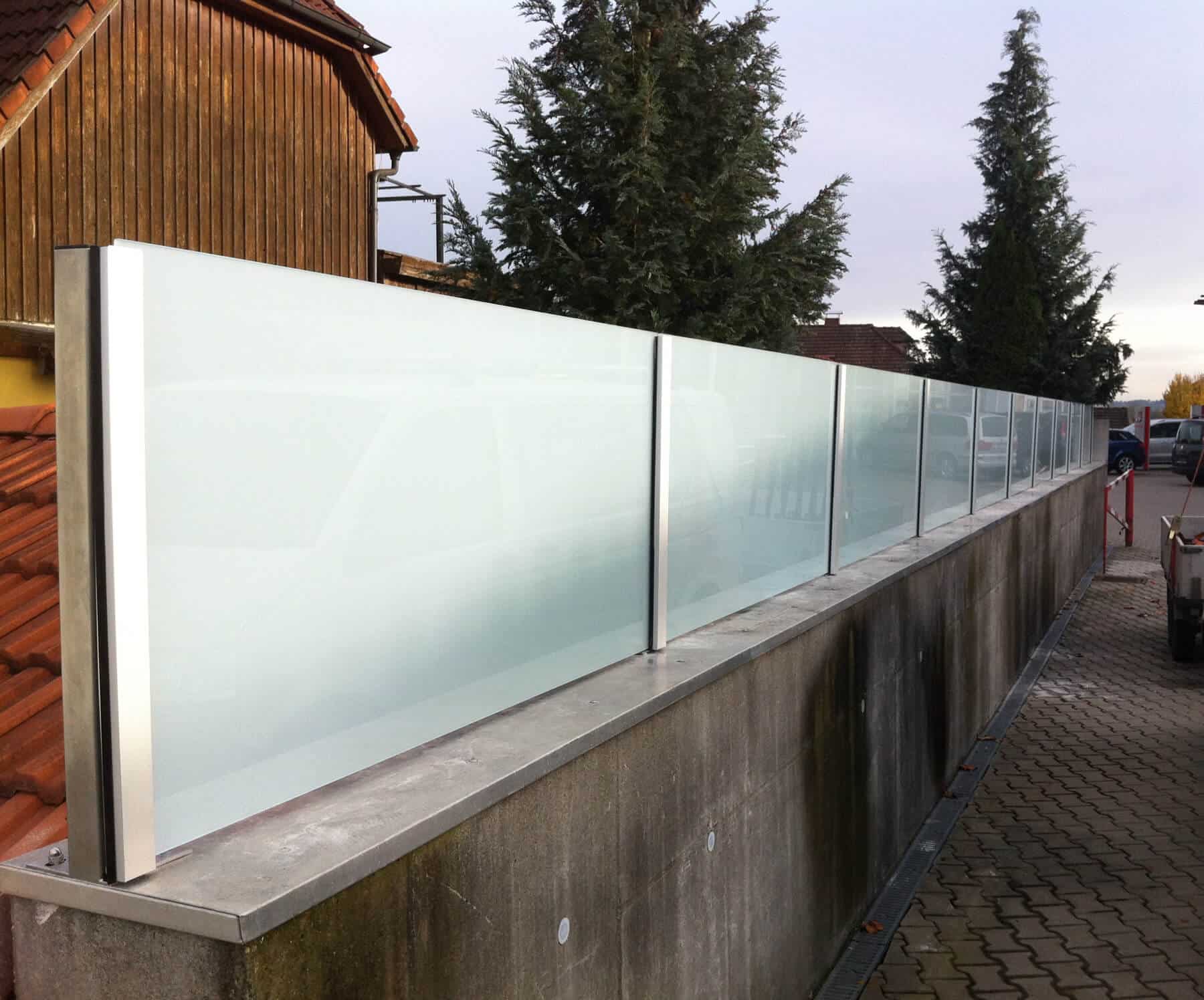 Sichtschutz aus Glas mit Milchglasfolie