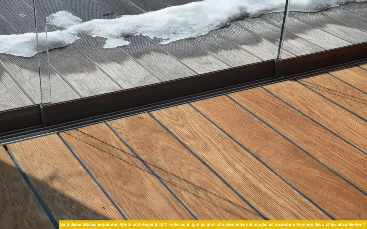 Sind diese Glasschiebetüren Wind- und Regendicht? Falls nicht, gibt es ähnliche Elemente mit möglichst dezentem Rahmen, die dichter abschließen? Detail Schiene mit Glas und Schnee.