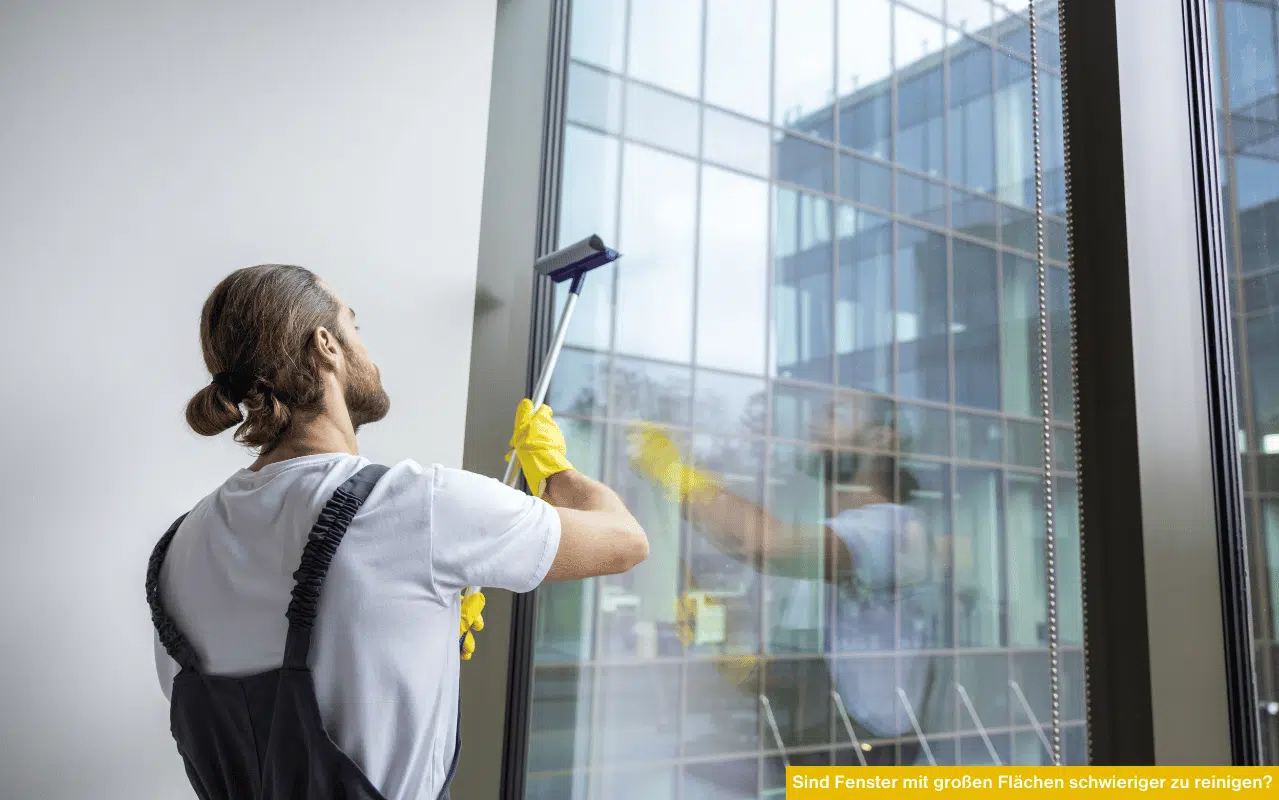 Sind Fenster mit großen Flächen schwieriger zu reinigen? Fensterreiniger säubert große Glasfläche mit Abzieher