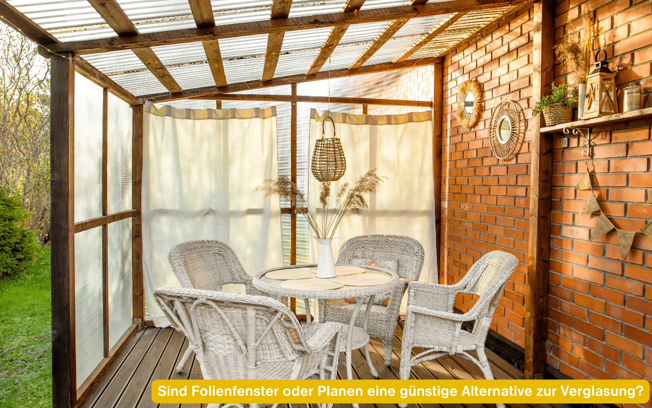 Sind Folienfenster oder Planen eine günstige Alternative zur Verglasung? Holzpergola mit hellen Planen als Wetterschutz über einer Sitzgruppe