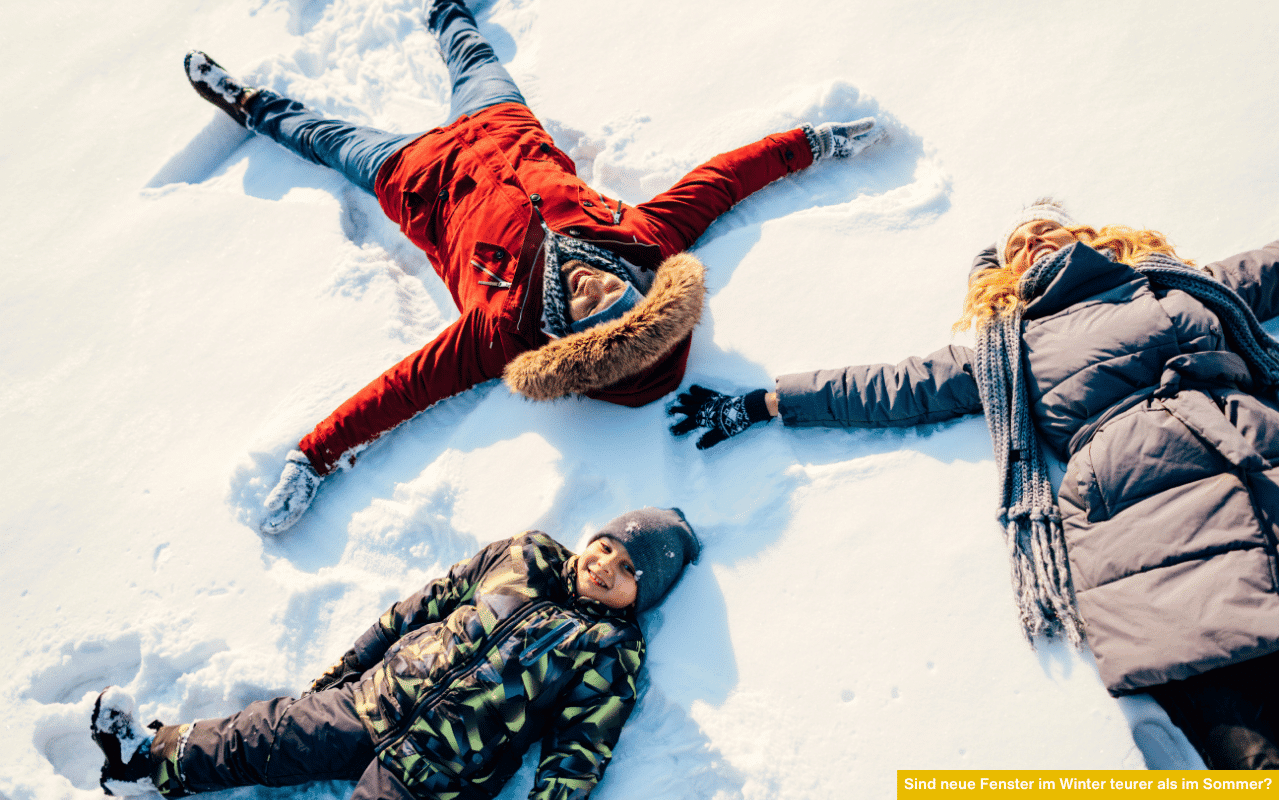Sind neue Fenster im Winter teurer als im Sommer? Familie genießt den Schnee und symbolisiert Vorteile eines Fenstertauschs in der kalten Jahreszeit.