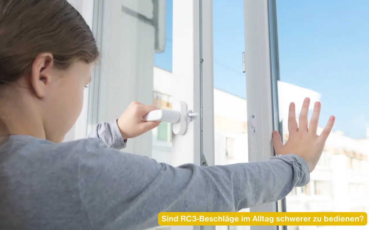 Sind RC3-Beschläge im Alltag schwerer zu bedienen - Mädchen versucht mit beiden Händen ein Fenster zu öffnen
