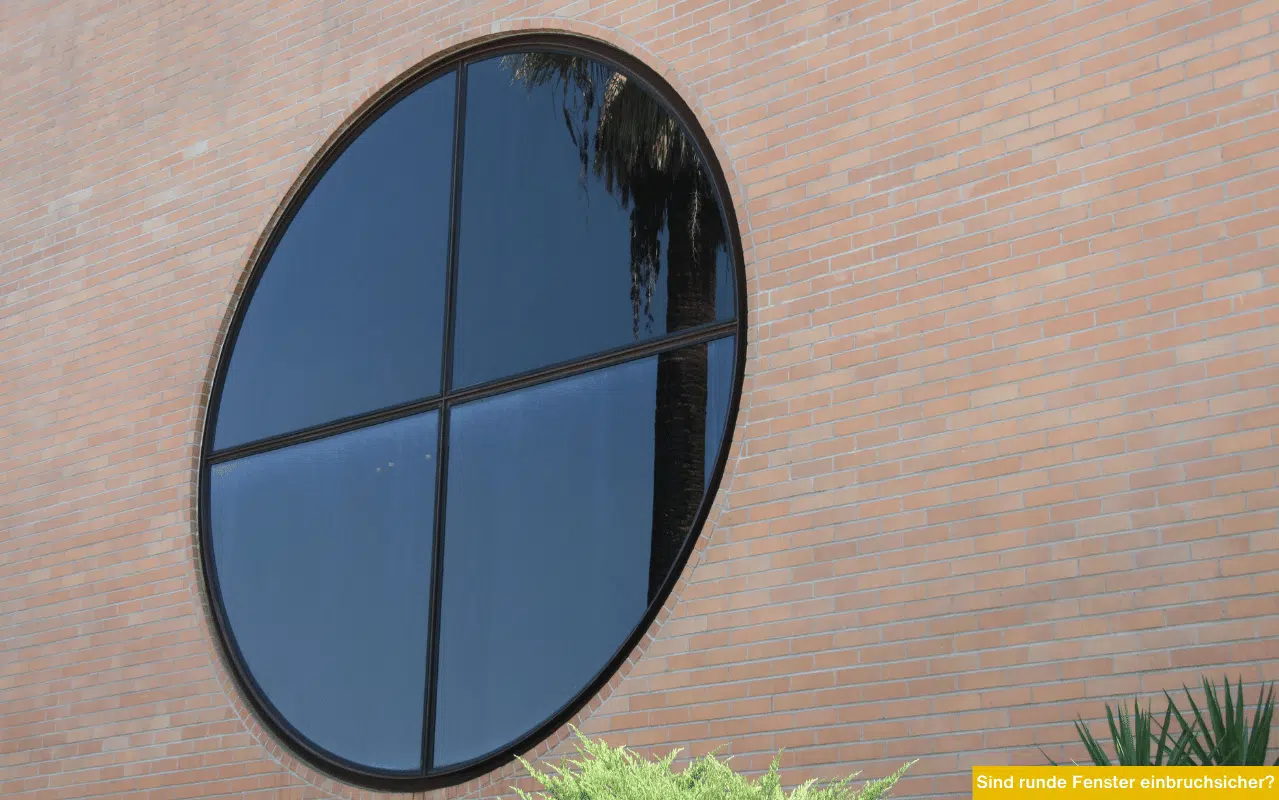 Sind runde Fenster einbruchsicher? Rundes festverglastes Fenster mit Sicherheitsglas in Ziegelfassade.