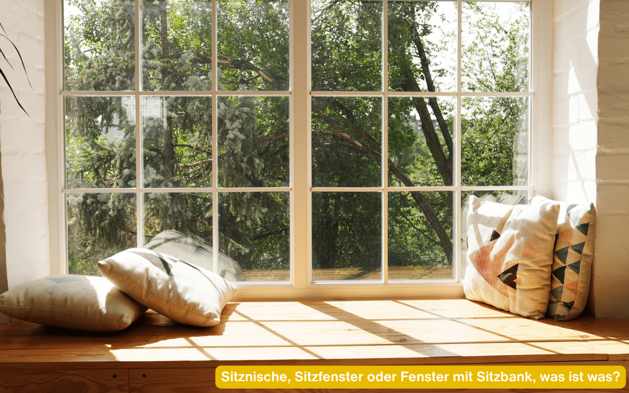 Sitznische, Sitzfenster oder Fenster mit Sitzbank, was ist was? Helle Sitzbank vor großem Fenster mit Kissen
