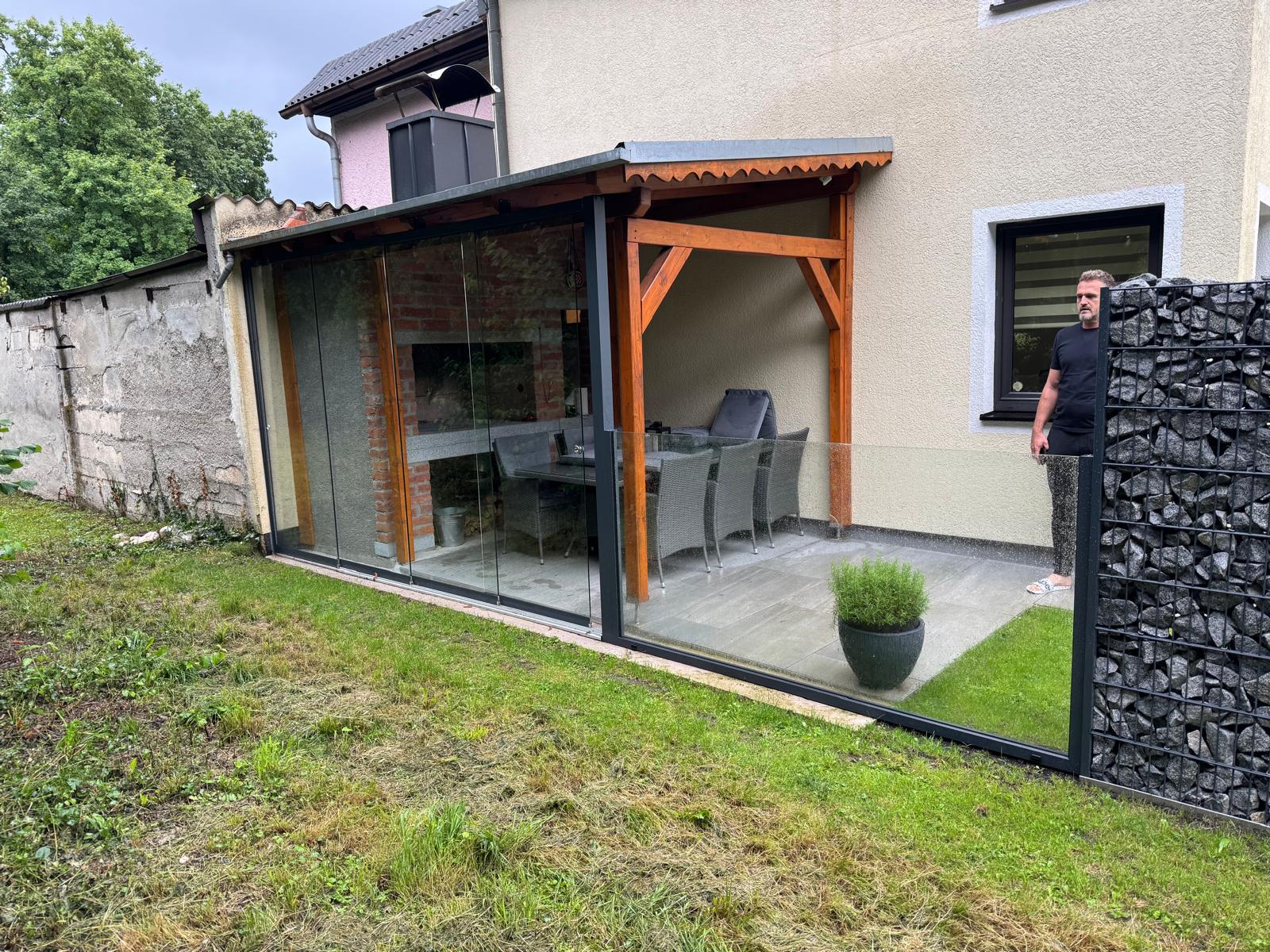 Sitzplatzverglasung mit Glasschiebetüren nach Maß