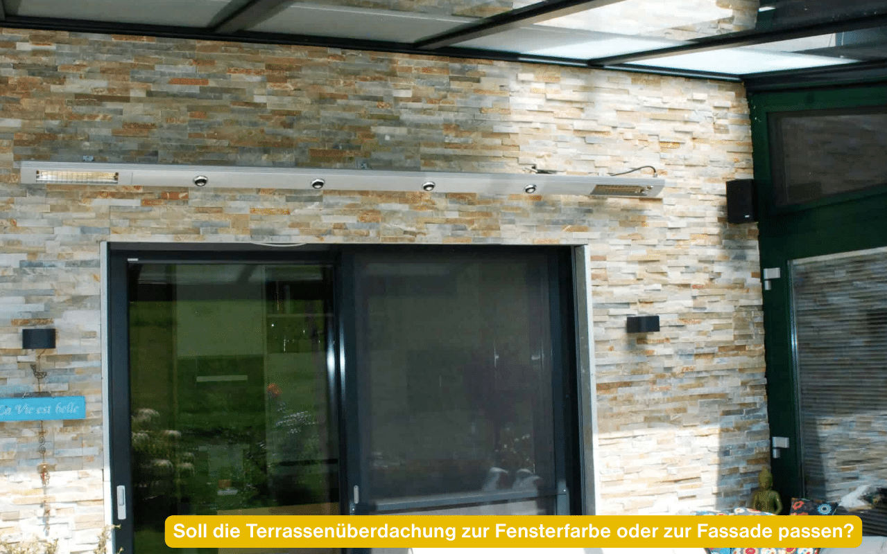 Soll die Terrassenüberdachung zur Fensterfarbe oder zur Fassade passen? Hebeschiebetür und Terrassenüberdachung in Anthrazit vor Natursteinwand