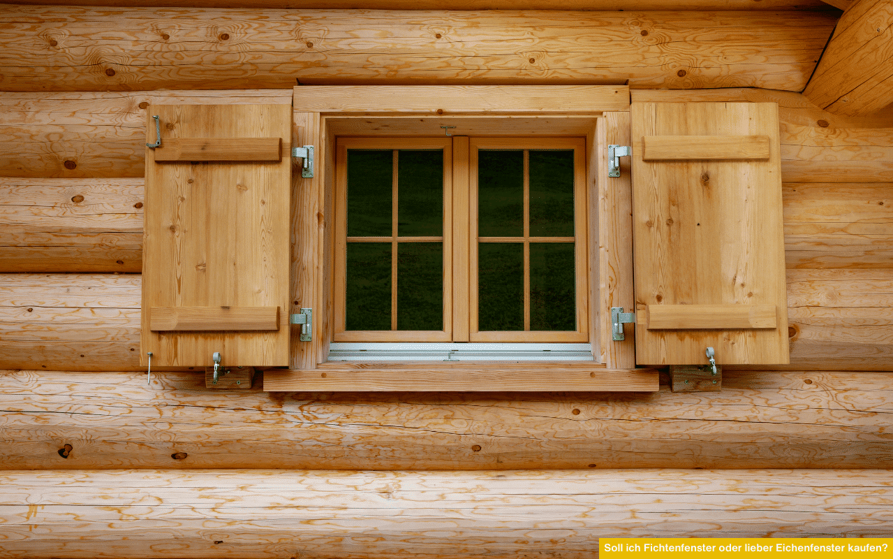 Ein traditionelles Holzfenster in Blockhausbauweise mit massiven Fensterläden, gefertigt aus naturbelassenem hellem Holz.