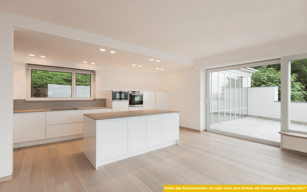 Moderne helle Küche mit Kücheninsel, großem Fenster über der Arbeitsplatte und bodentiefer Schiebetür zum Balkon oder zur Terrasse.