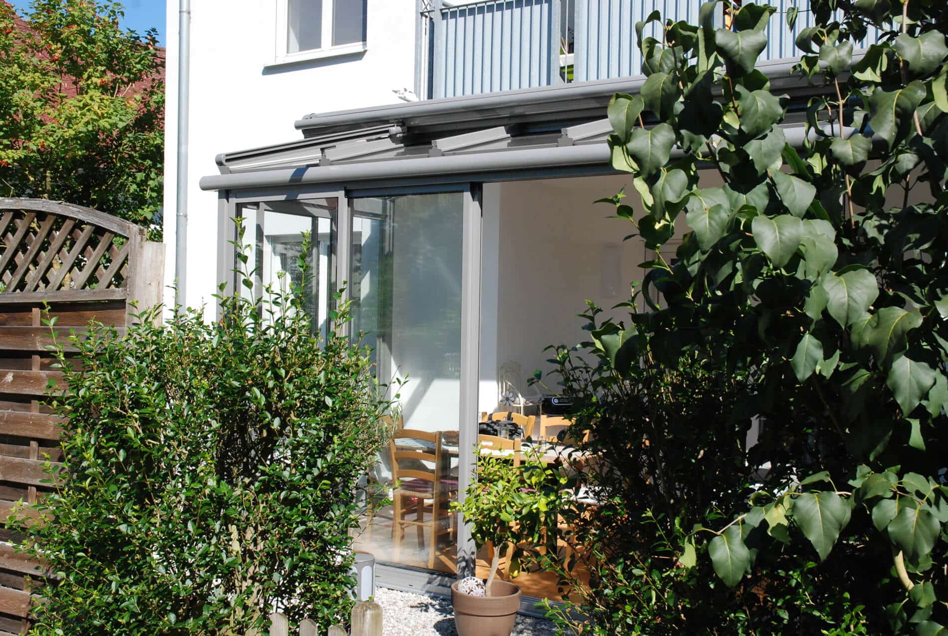 Sommergarten Alu RAL 9006 graualuminium und Schiebewände - inkl. Beschattung für Außen