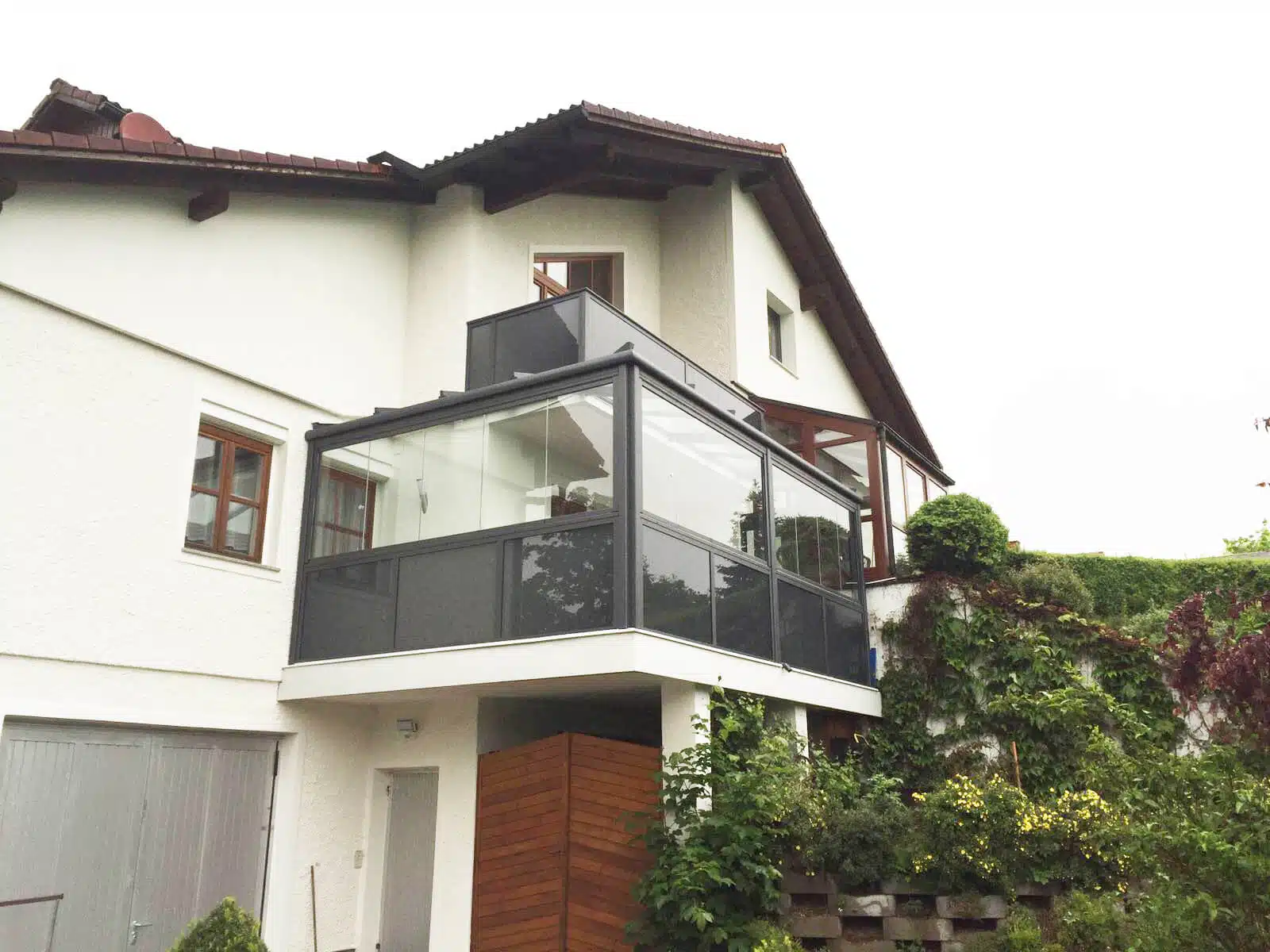 Sommergarten auf Maß unter Balkon