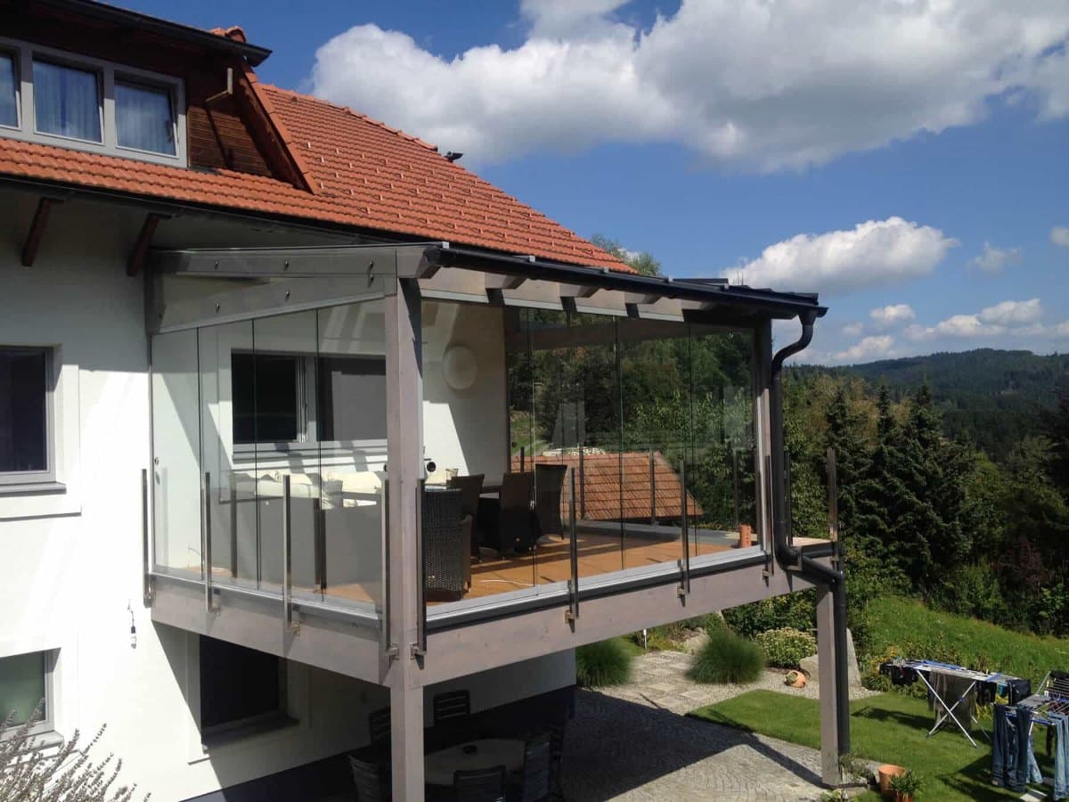 Sommergarten auf einer bestehenden Terrasse mit 4-flügeligen Ganzglas-Schiebetüren und schrägen ESG-Oberlichten an einer Holzkonstruktion