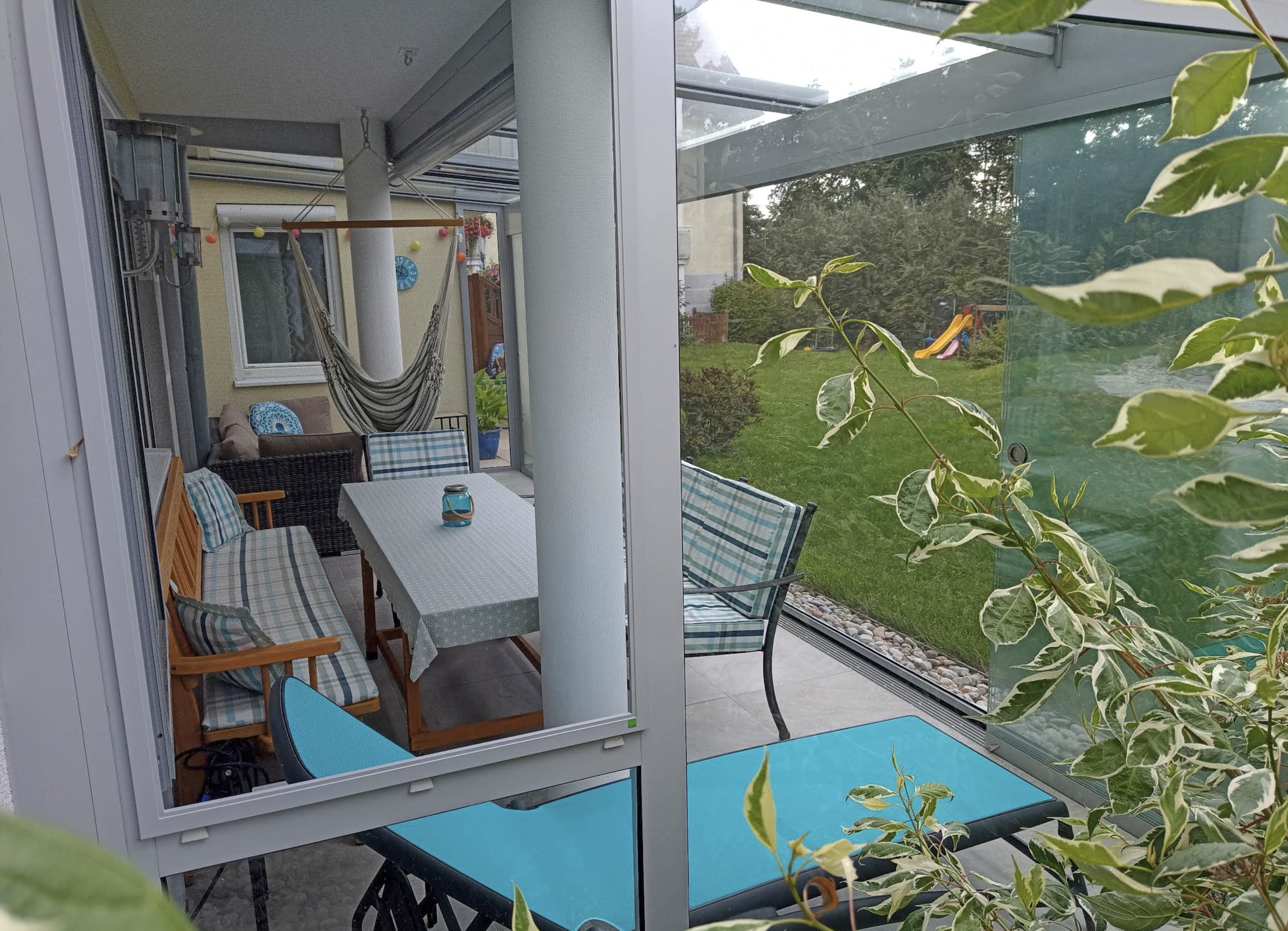 Sommergarten mit Eckverglasung und freiem Blick in den Garten