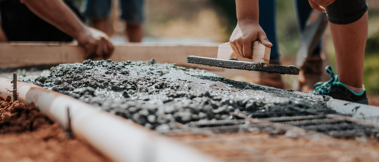 Fundament Vorarbeiten für die Glasoase mit sorgfältigem Betonauftrag für sichere Verbindung zwischen Haus und Sommergarten.