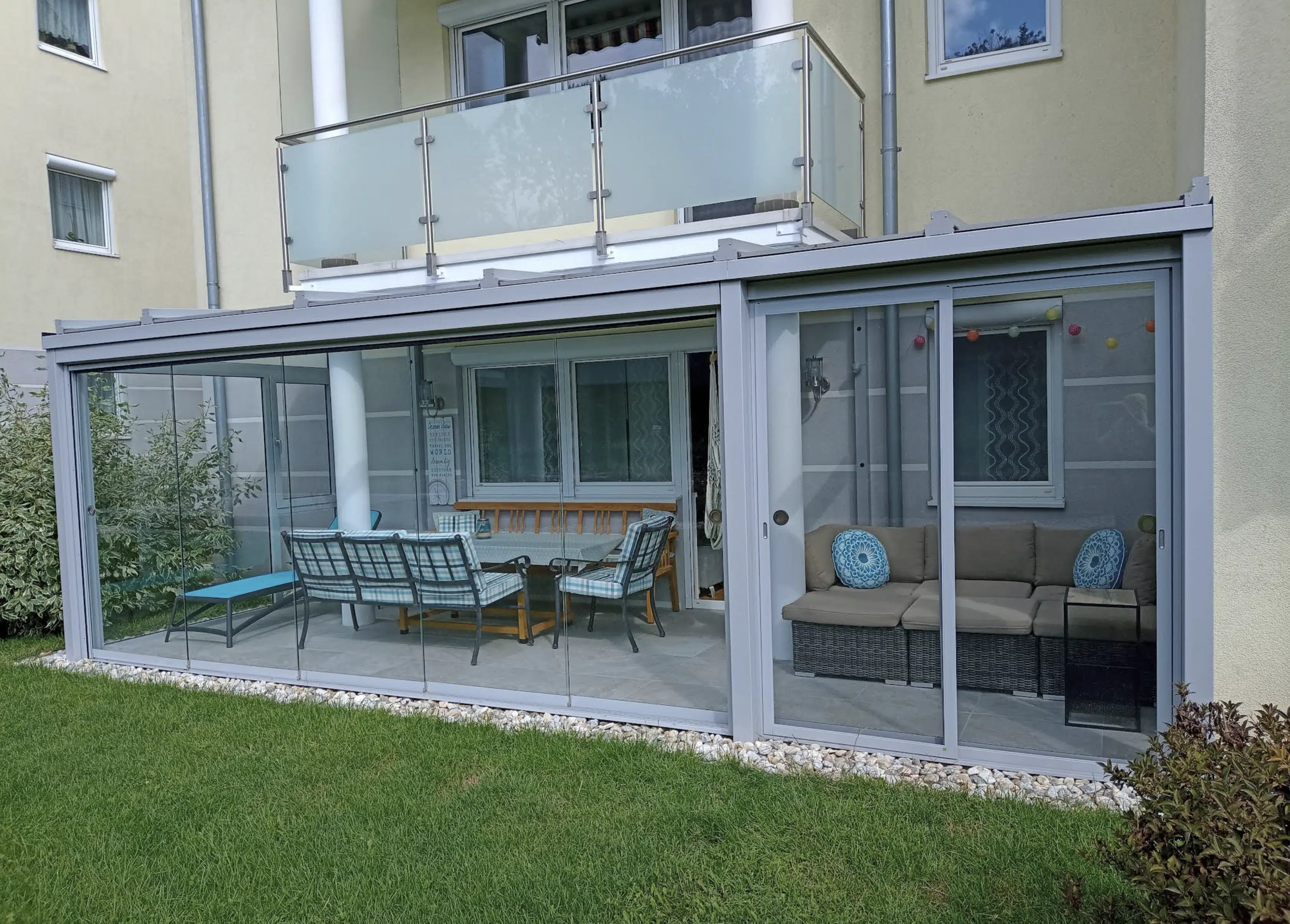 Verglaste Terrasse mit geschlossenen Glas-Schiebetüren und Lounge