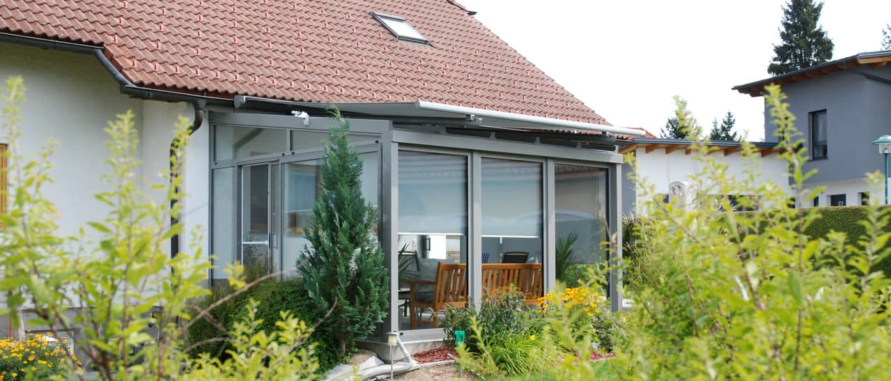 Ein Sommergarten erweitert den Wohnraum und verbindet Terrasse, Garten und Haus auf angenehme Weise.