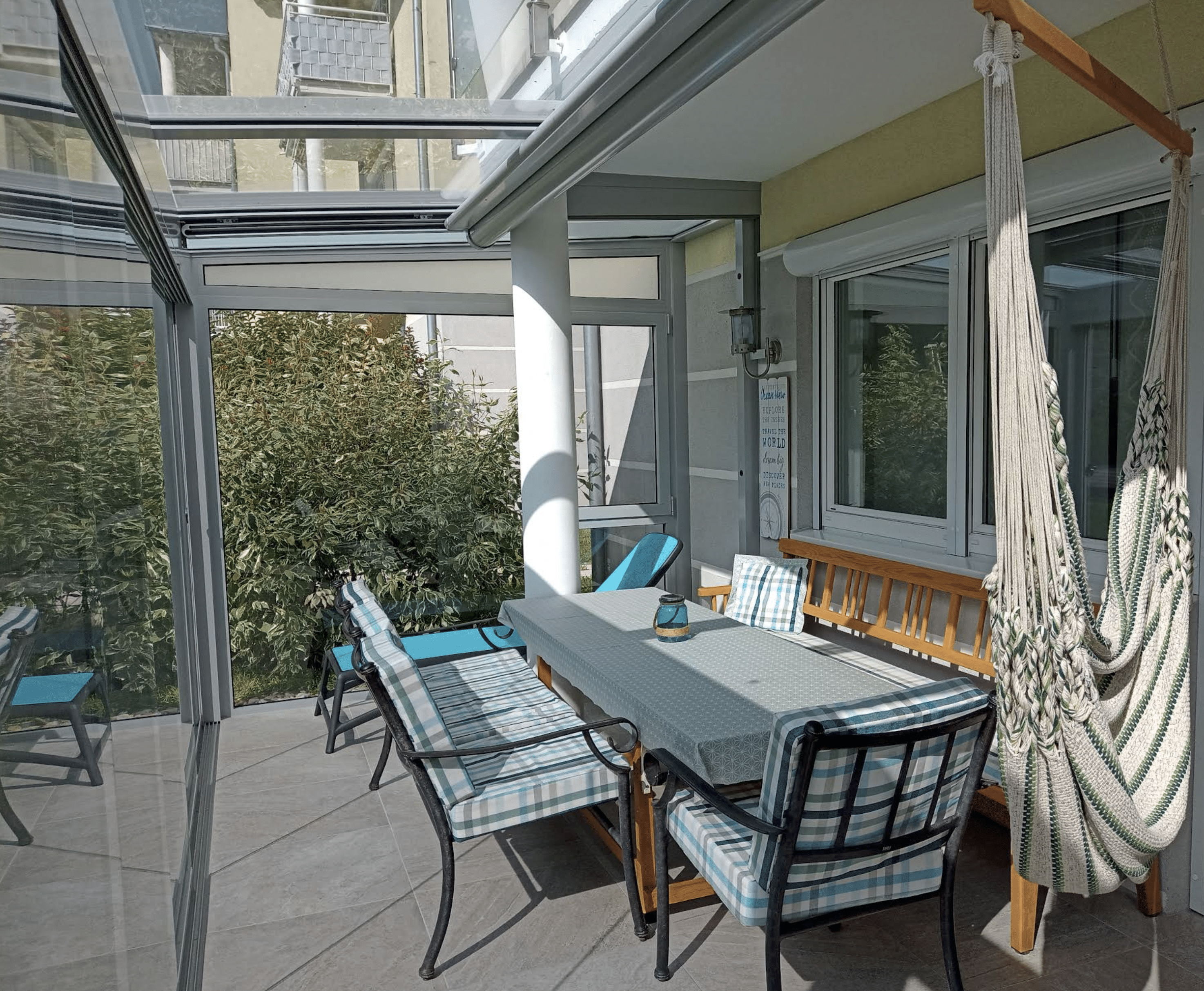 Innenansicht Sommergarten mit Glasdach über dem Essbereich