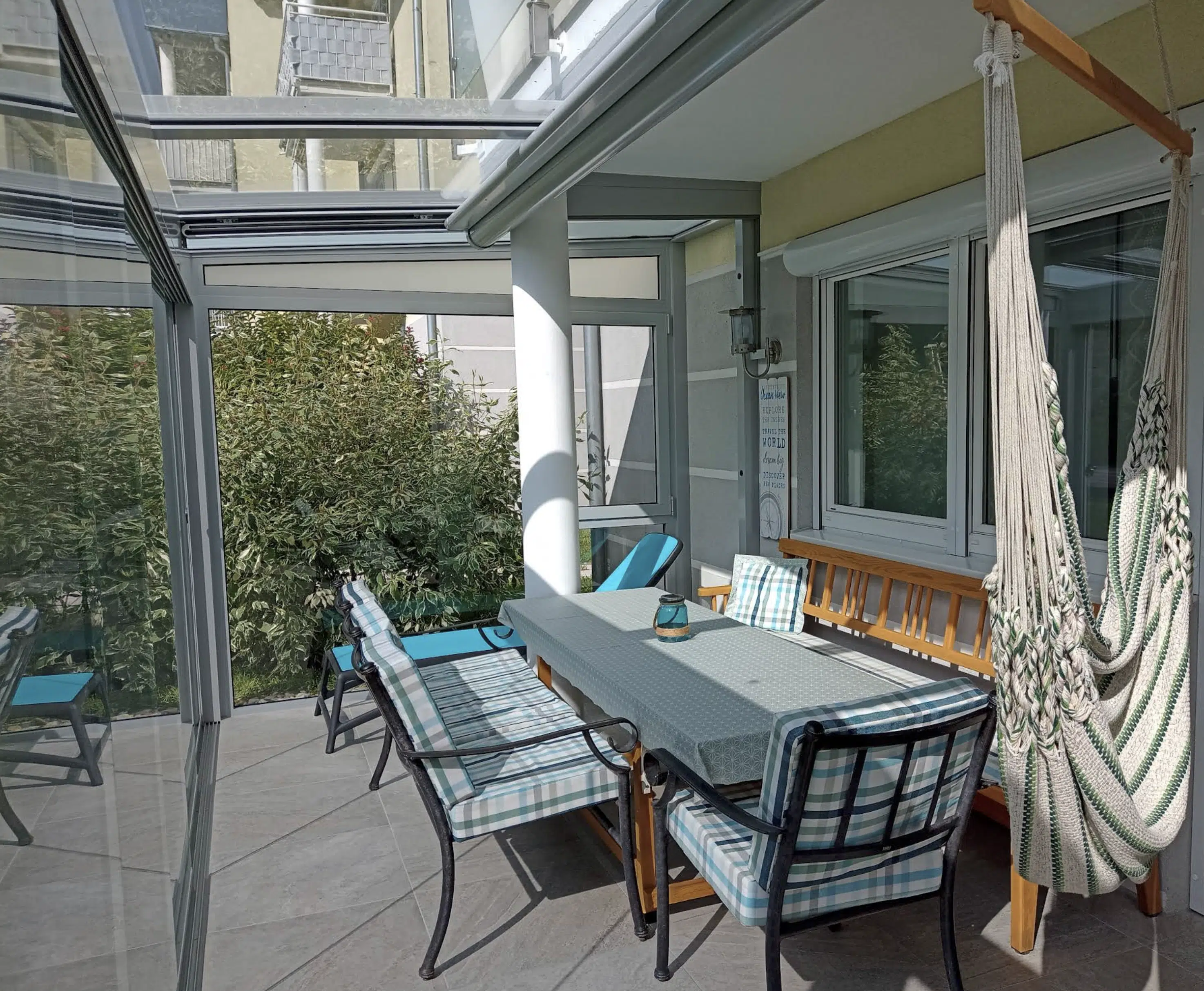 Innenansicht Sommergarten mit Glasdach über dem Essbereich