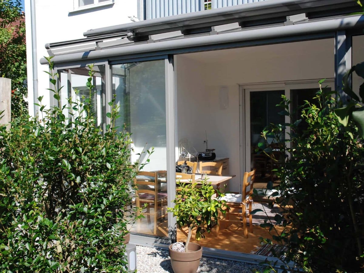 Sommergarten aus Aluminium mit Glasdach, Schiebewänden und Beschattung, Kostenbeispiel mit Montage aus Oberösterreich