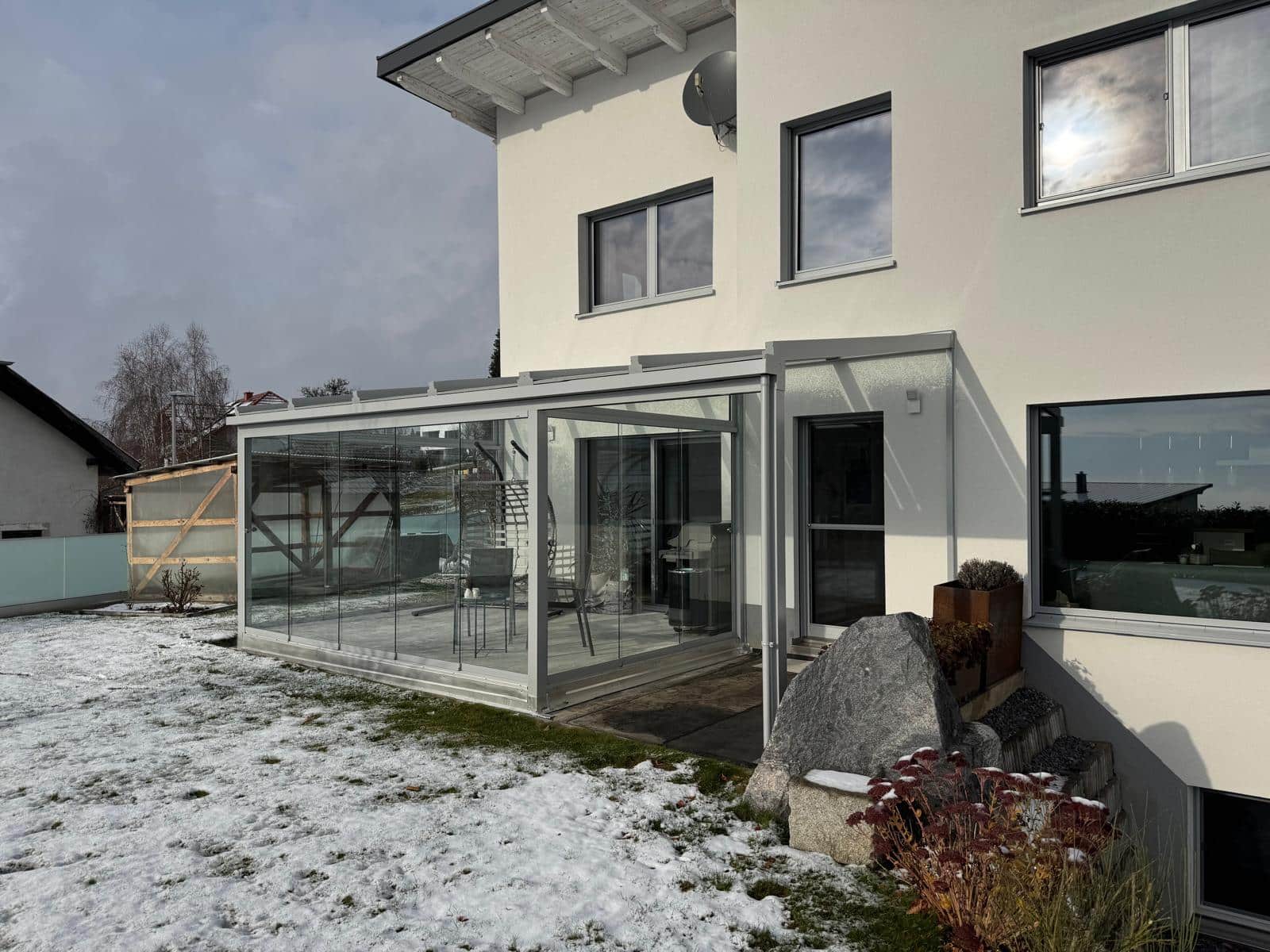 Sommergarten mit Glasüberdachung und Schiebetüren mit Montage