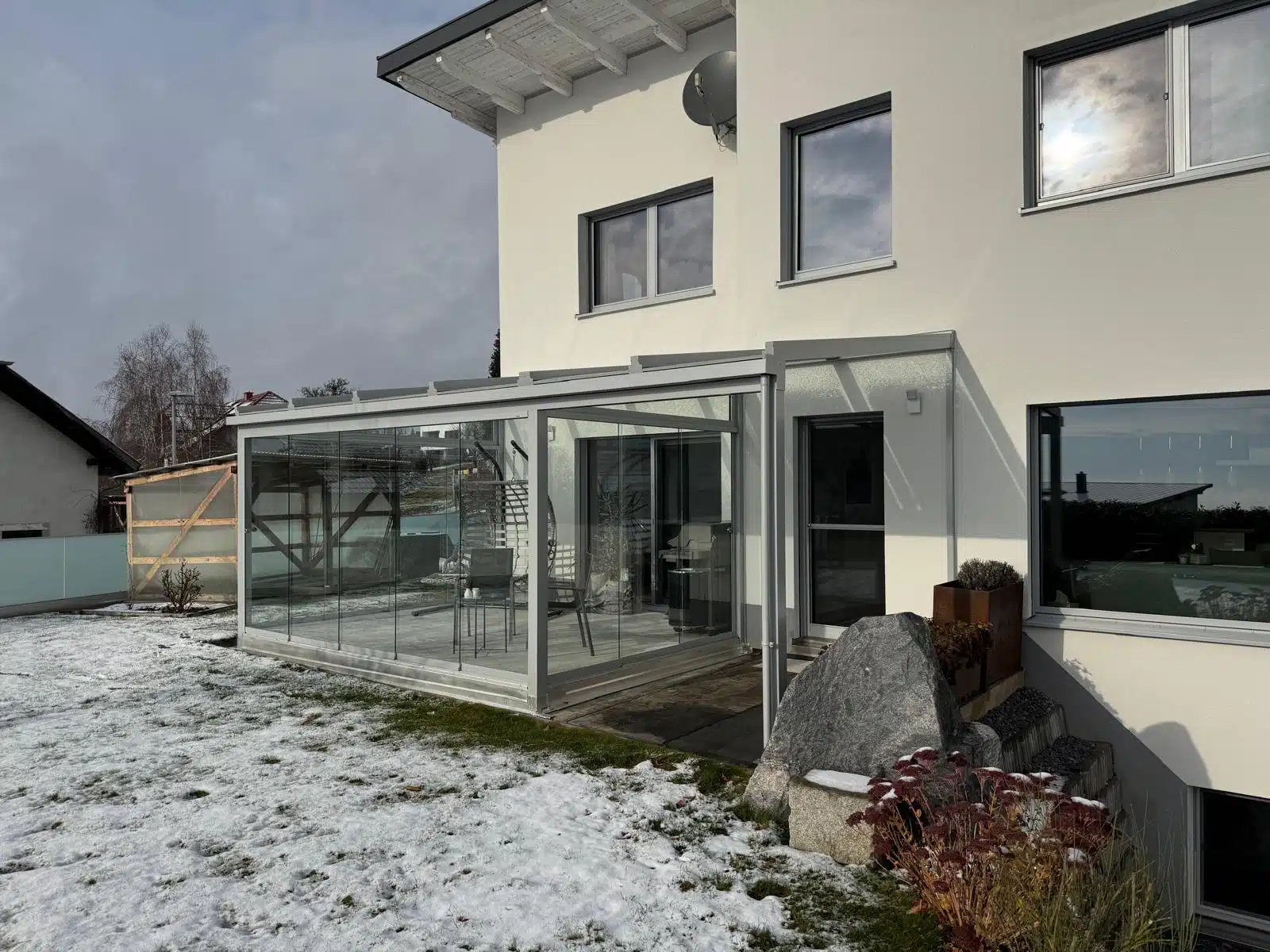 Sommergarten mit Glasüberdachung und Schiebetüren mit Montage