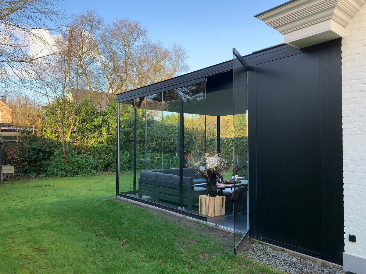 Sommergarten in Anthrazit mit Sunflex Schiebe-Dreh-Verglasung SF 25 im Garten, Projekt von Fenster Schmidinger in Oberösterreich