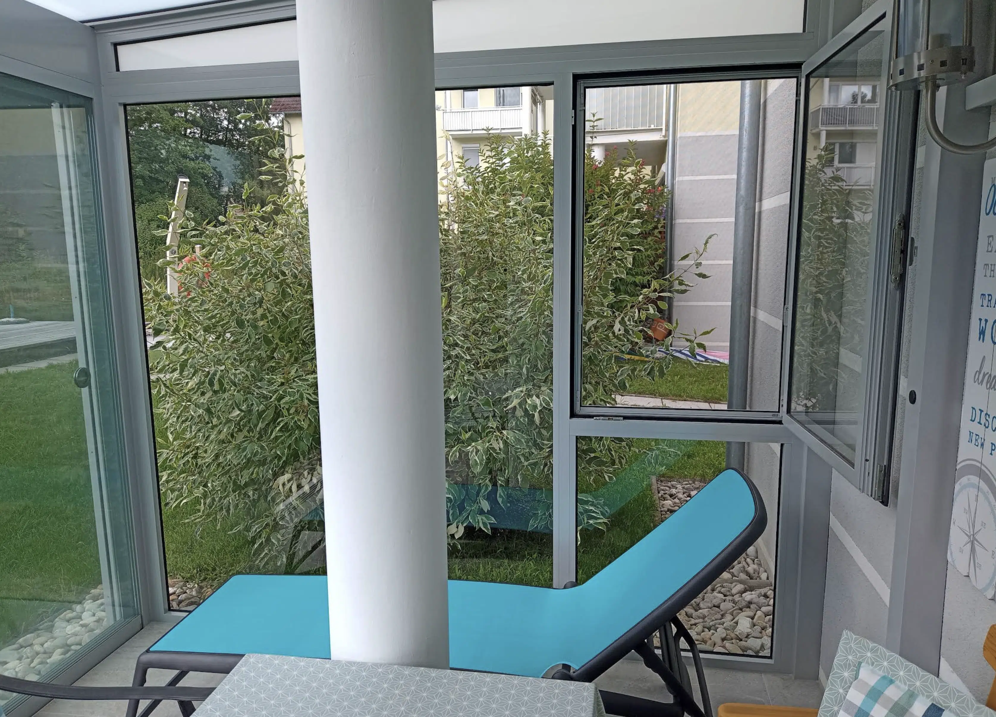 Seitliches Dreh-Kipp-Fenster im Sommergarten für Querlüftung