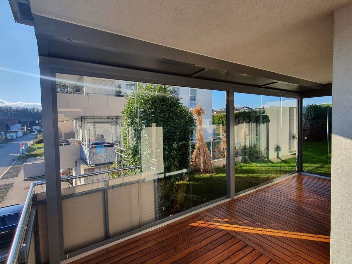 Sommergarten mit Glasschiebetüren nach Maß auf einer Terrasse in Ohlsdorf im Bezirk Gmunden