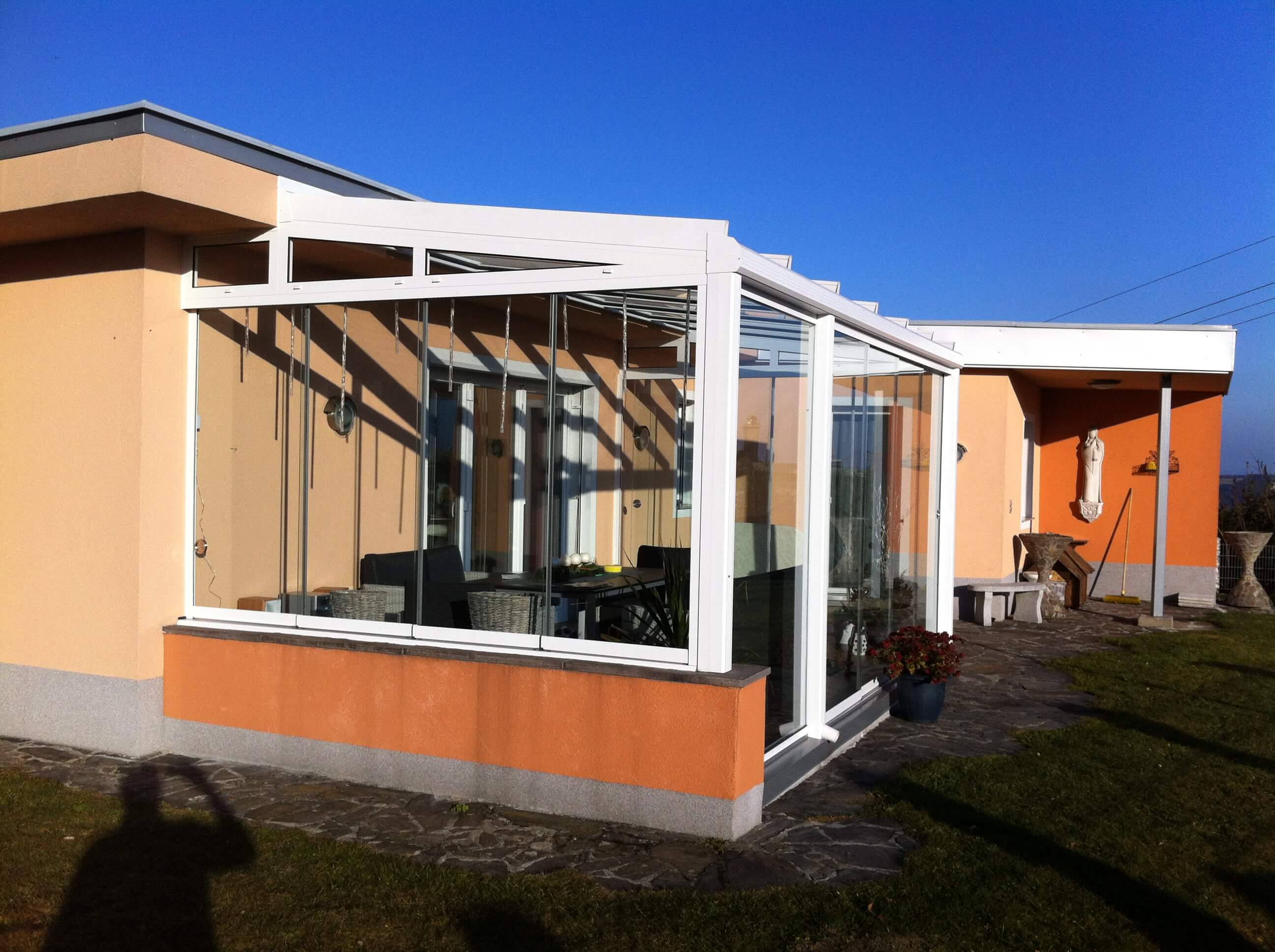 Sommergarten in weiß mit Aluminium-Dachsparren