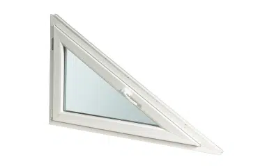 Maßgefertigtes Giebelfenster in Dreiecksform mit weißem Kunststoff- oder Aluminiumrahmen.