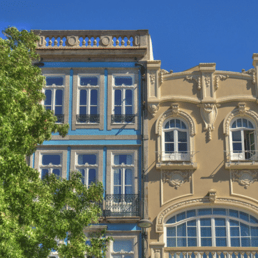 Sonderformen und Architekturfenster verleihen Gebäuden mit Rundbögen und verzierten Fassaden einen einzigartigen Charakter und stilvolle Eleganz.