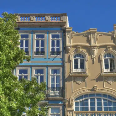 Sonderformen und Architekturfenster verleihen Gebäuden mit Rundbögen und verzierten Fassaden einen einzigartigen Charakter und stilvolle Eleganz.