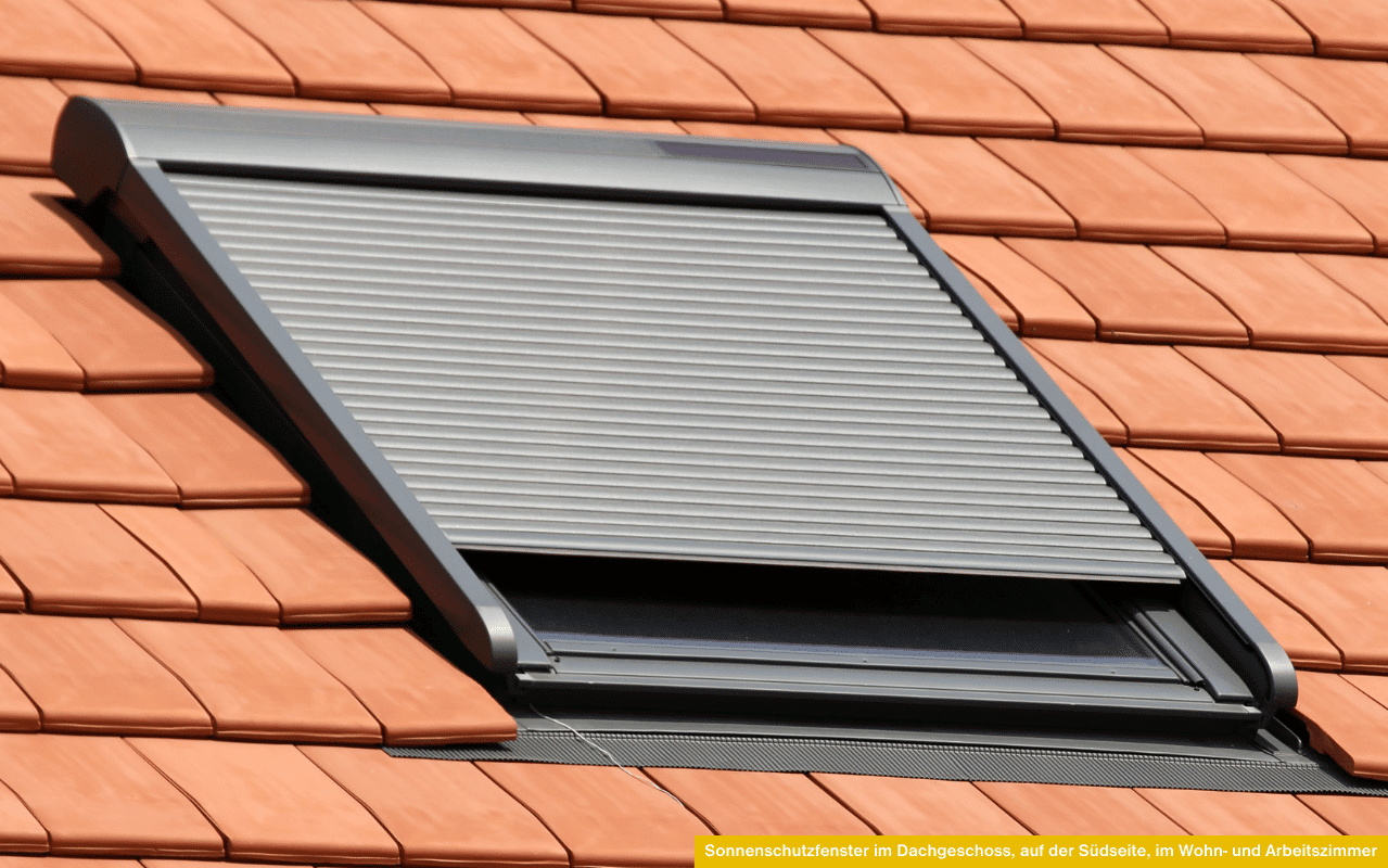 Ein Dachfenster mit geschlossenem Rollladen auf einem Ziegeldach als Sonnenschutz gegen Hitze und UV-Strahlen.