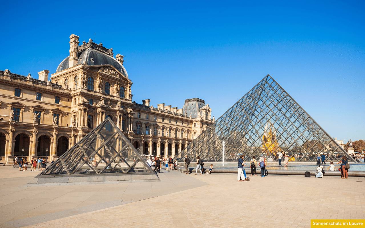 Glas-Pyramiden am Louvre mit Besuchern bei Sonnenschein als Symbol für Sonnenschutz durch moderne Glasarchitektur.